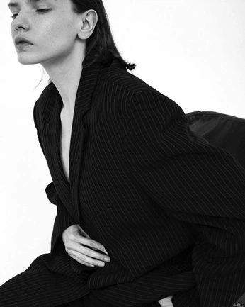 A cover of "Clean studio shots" cluster. The owner is plamvisuals. The cluster consists of 21 elements.