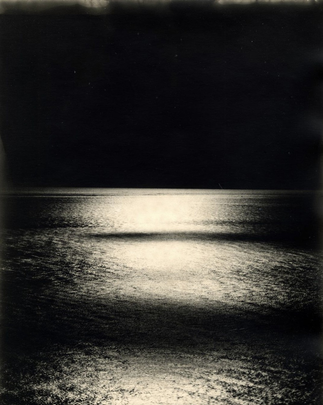 Photograph of the sea by YUI SONG.
