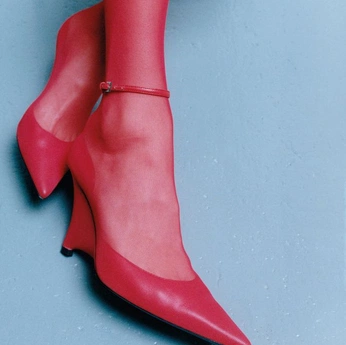 A cover of "SHOES" cluster. The owner is esthergreenwood. The cluster consists of 22 elements.