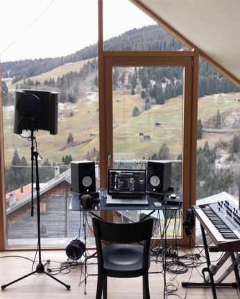 A cover of "Music studio 🤎" cluster. The owner is dampervergara. The cluster consists of 4 elements.