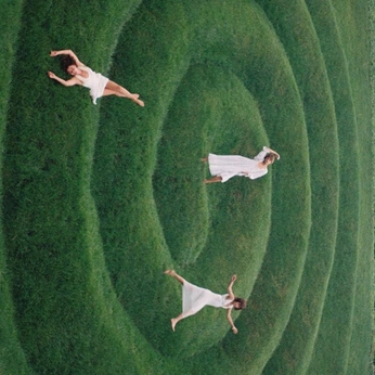 A cover of "Beautiful" cluster. The owner is tikhon. The cluster consists of 1 element.