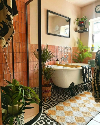 A cover of "Bathrooms" cluster. The owner is emisue. The cluster consists of 3 elements.