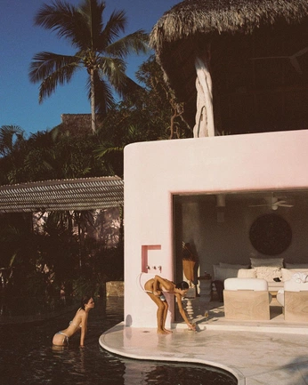 A cover of "JAMES VILLA ESC" cluster. The owner is wezlew. The cluster consists of 5 elements.