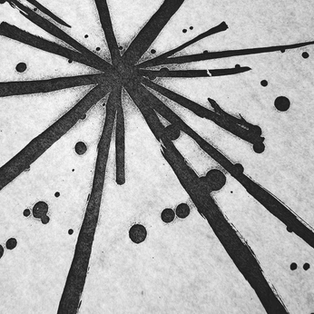 A cover of "Black & white" cluster. The owner is sintaxera. The cluster consists of 33 elements.