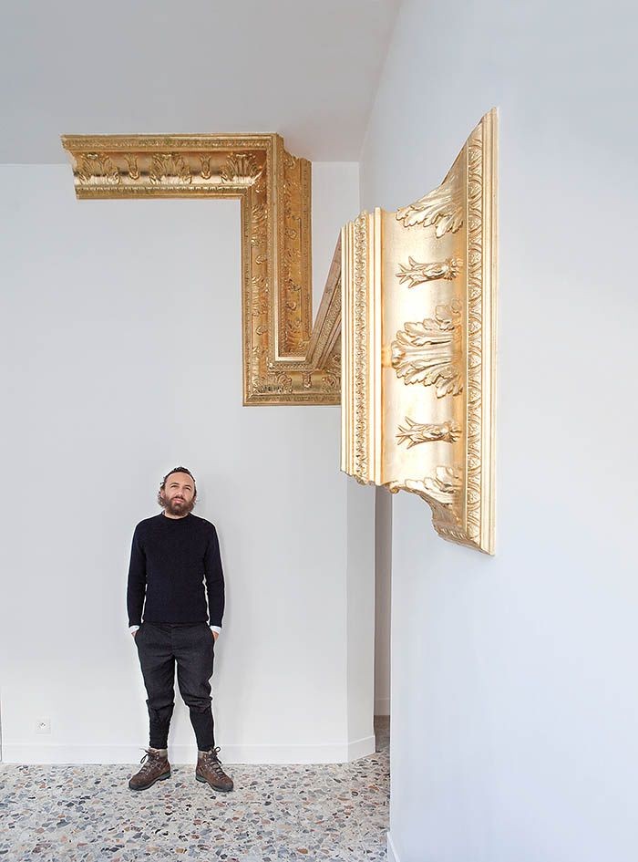 Artist Mathias Kiss with his Corniche froissée sculpture. Photo by Elodie Daguin.
