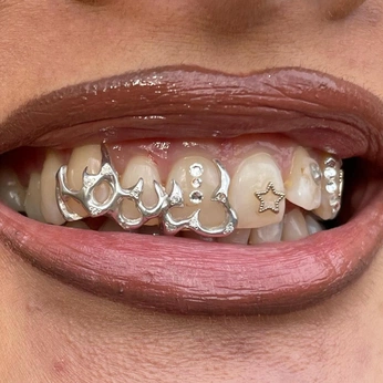 A cover of "GRILLZ" cluster. The owner is matissederep. The cluster consists of 28 elements.