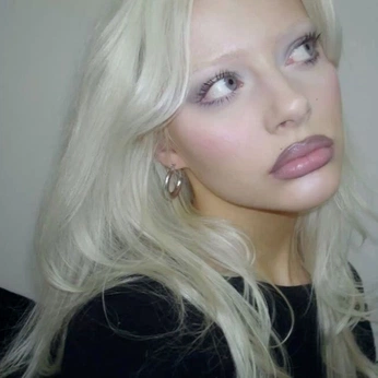 A cover of "makeup" cluster. The owner is emsc44. The cluster consists of 137 elements.