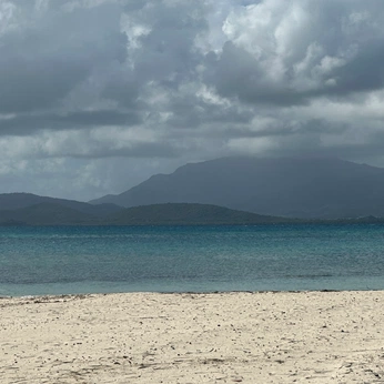 A cover of "Isla del Encanto’" cluster. The owner is aquapink. The cluster consists of 18 elements.