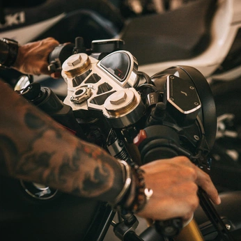 A cover of "Motorcycles" cluster. The owner is jsh24. The cluster consists of 2 elements.