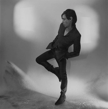 A cover of "Pose" cluster. The owner is antoniad. The cluster consists of 62 elements.