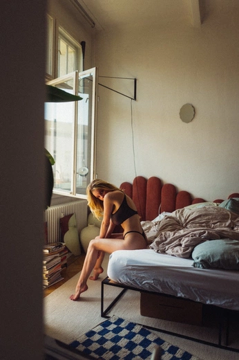 A cover of "Getting comfortable" cluster. The owner is peachmagphoto. The cluster consists of 33 elements.