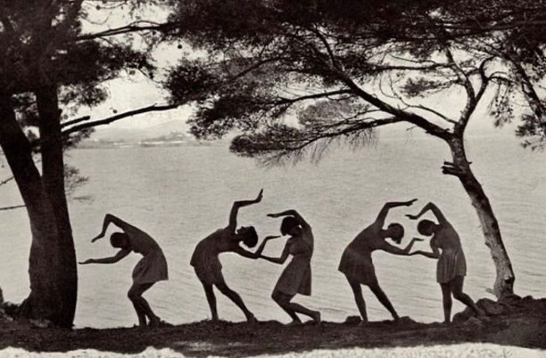 An image uploaded by cosmos on May 05, 2023. May present: gesture, style, black-and-white, happy, tints and shades.