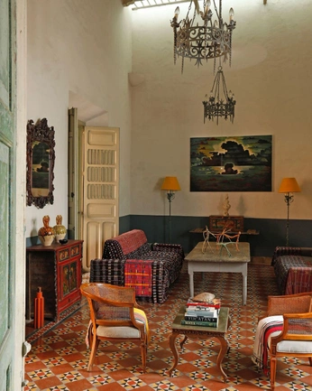 A cover of "R" cluster. The owner is castillo. The cluster consists of 4 elements.