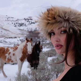 A cover of "Ladies" cluster. The owner is serot0nin. The cluster consists of 21 elements.