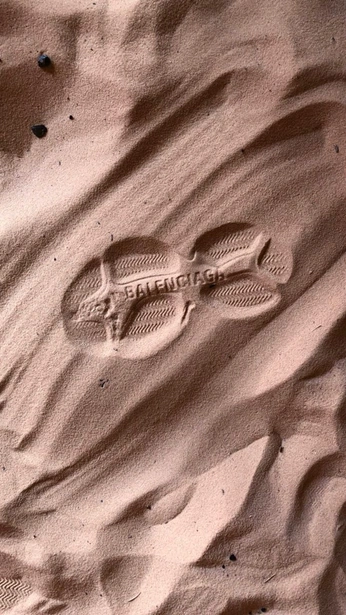 A cover of "houdini-sable" cluster. The owner is sewonouxe1. The cluster consists of 3 elements.