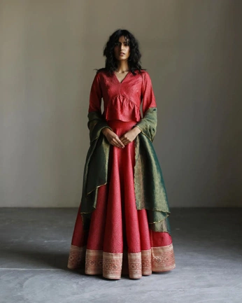 A cover of "dress" cluster. The owner is cyrneko. The cluster consists of 2 elements.