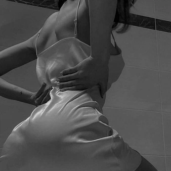 A cover of "Elegant" cluster. The owner is alice.inspo. The cluster consists of 33 elements.