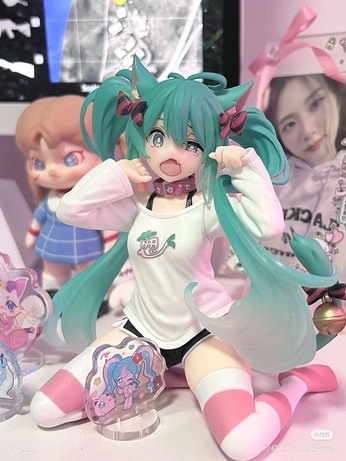 A cover of "NEEDS." cluster. The owner is z00m.b3rri. The cluster consists of 52 elements.