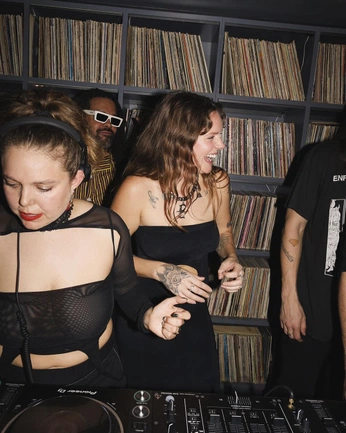 A cover of "disco den" cluster. The owner is marksavant. The cluster consists of 1 element.