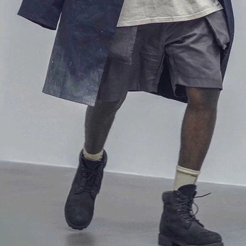 A cover of "Kanye Fits" cluster. The owner is kicks.inspo. The cluster consists of 2 elements.