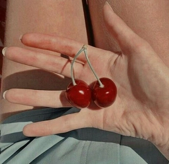 A cover of "femme" cluster. The owner is byhand. The cluster consists of 32 elements.