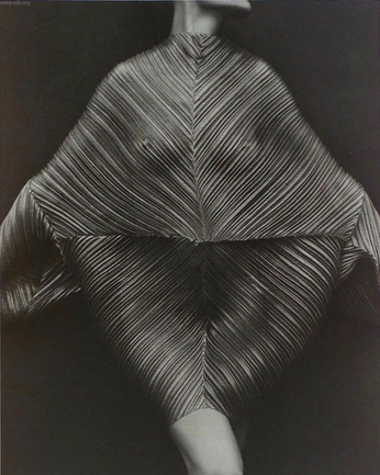 A cover of "Fashion" cluster. The owner is linecircle. The cluster consists of 2 elements.