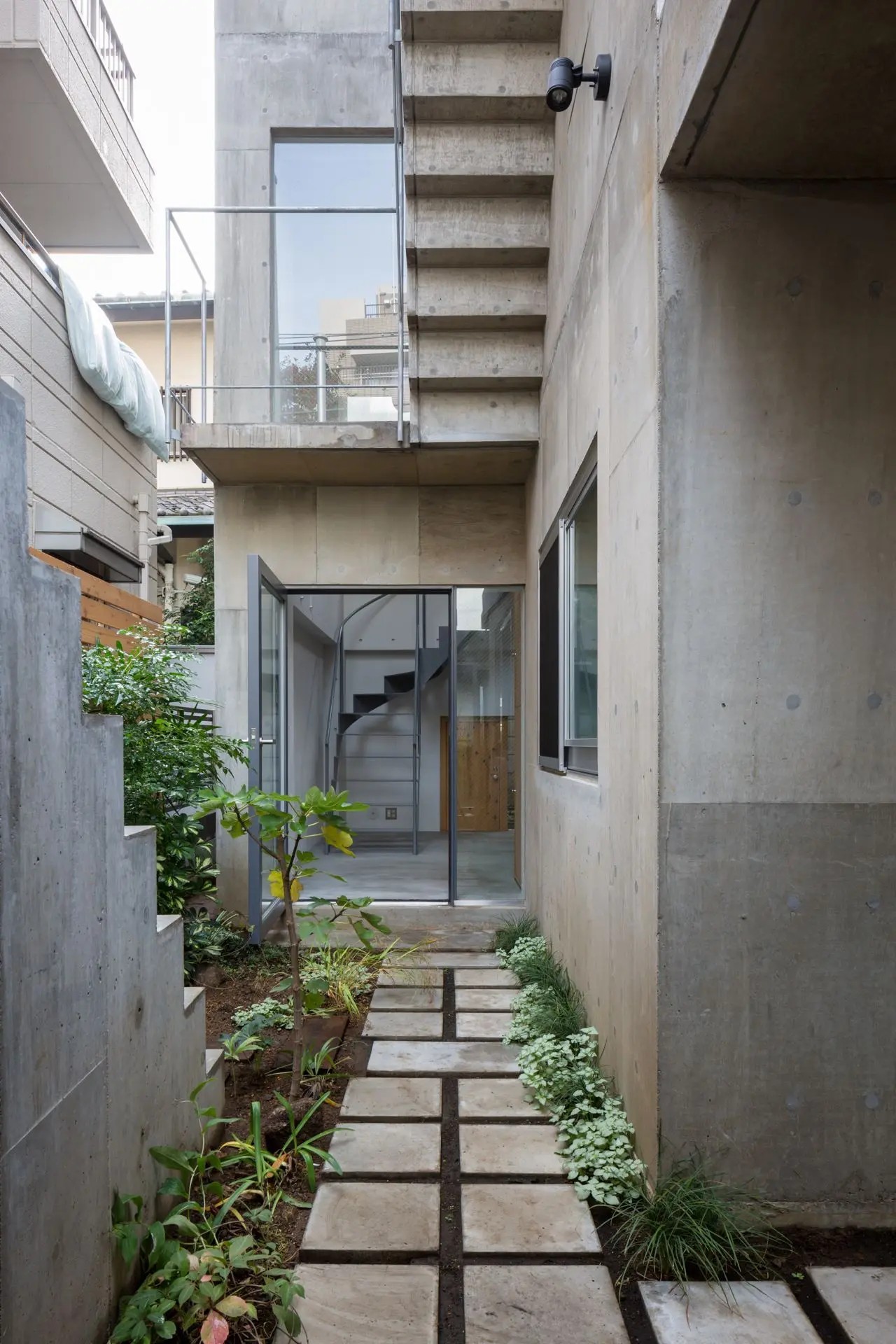 The Hut and Tower House in Tokyo, designed by onishimaki + hyakudayuki architects. Photo by Kai Nakamura.