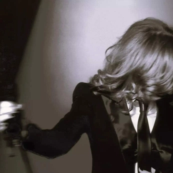 A cover of "mylène farmer" cluster. The owner is onziemelame. The cluster consists of 18 elements.