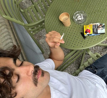 A cover of "Jule's Wibes" cluster. The owner is julesziz. The cluster consists of 32 elements.