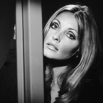 A cover of "that girl" cluster. The owner is madsmey. The cluster consists of 20 elements.