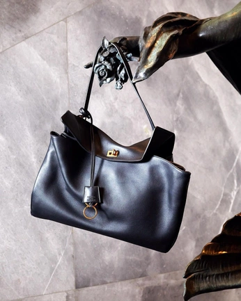 A cover of "Carry" cluster. The owner is crhii. The cluster consists of 4 elements.