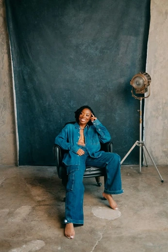 A cover of "Women Poses — In-studio" cluster. The owner is eddierhea. The cluster consists of 5 elements.