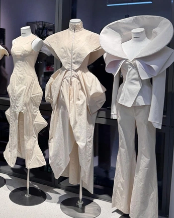 A cover of "season 2" cluster. The owner is mimalg. The cluster consists of 17 elements.