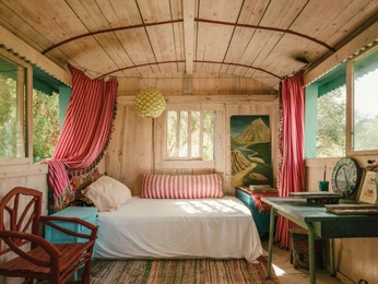 A cover of "Dreaming of a dream" cluster. The owner is thepixiecreative. The cluster consists of 7 elements.