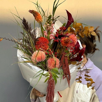 A cover of "f l o w e r s" cluster. The owner is moonpetals. The cluster consists of 30 elements.