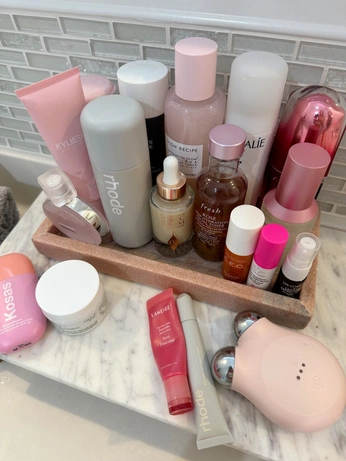 A cover of "🫧Cosmetics🧴" cluster. The owner is akiraz. The cluster consists of 3 elements.