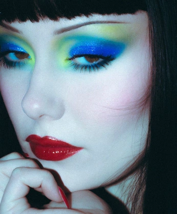 A cover of "makeup" cluster. The owner is devouringworlds. The cluster consists of 51 elements.