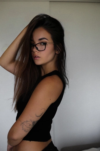 A cover of "Her." cluster. The owner is tishamouse. The cluster consists of 1 element.