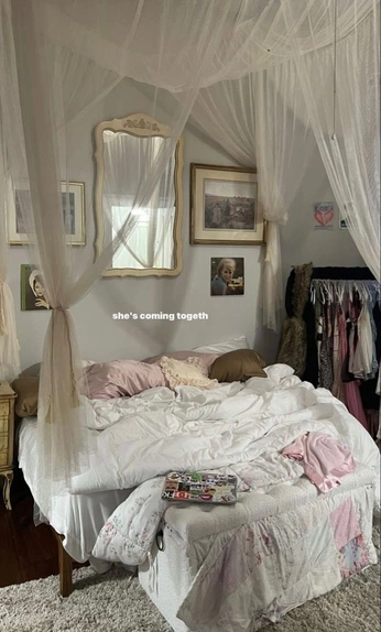 A cover of "room" cluster. The owner is maymaybae111. The cluster consists of 6 elements.