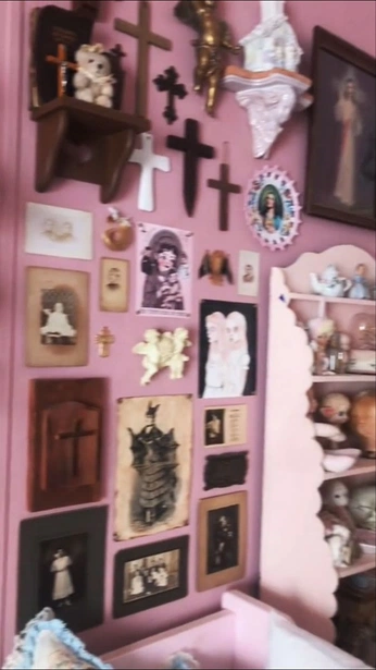 A cover of "room" cluster. The owner is b0zzyd4r. The cluster consists of 1 element.