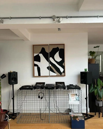 A cover of "dj desk" cluster. The owner is johnnybbbbbbb. The cluster consists of 14 elements.