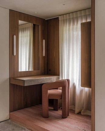 A cover of "bedroom vanity" cluster. The owner is naomi17. The cluster consists of 2 elements.