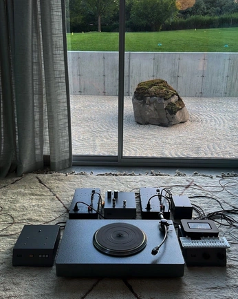 A cover of "Studio" cluster. The owner is dvnmultimedia. The cluster consists of 2 elements.