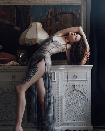 A cover of "editorial poses" cluster. The owner is luciamc12. The cluster consists of 16 elements.