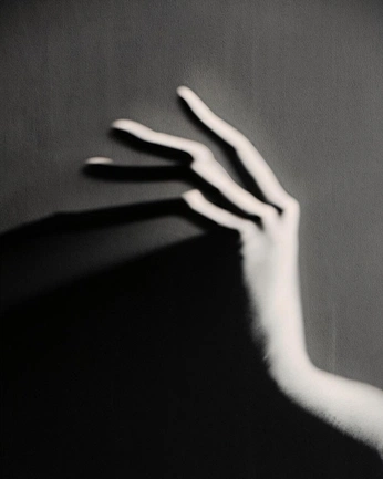 A cover of "黑白的手" cluster. The owner is kumivoca. The cluster description is "只有黑與白的畫面上出現了一隻或一雙手，因為畫面只有黑白所以情感更加突出，也是因為只有黑白因此有一點落寞的感覺。". The cluster consists of 50 elements.