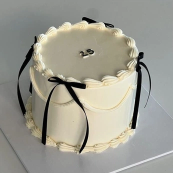 A cover of "cake" cluster. The owner is sophlr. The cluster consists of 2 elements.