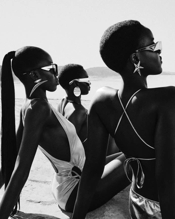 A cover of "Poses" cluster. The owner is m7md.n3n3. The cluster consists of 12 elements.