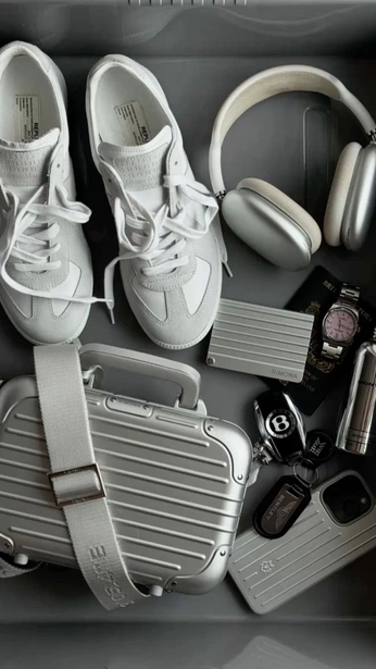 A cover of "//wishlist" cluster. The owner is aliceyes. The cluster consists of 16 elements.