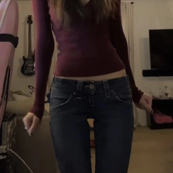 A cover of "𝙤𝙪𝙩𝙛𝙞𝙩𝒔✩°｡⋆⸜ 🎧" cluster. The owner is starzzxq. The cluster consists of 73 elements.