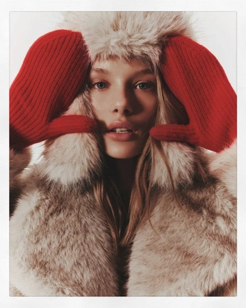 A cover of "christmas" cluster. The owner is annnbuuu. The cluster consists of 4 elements.